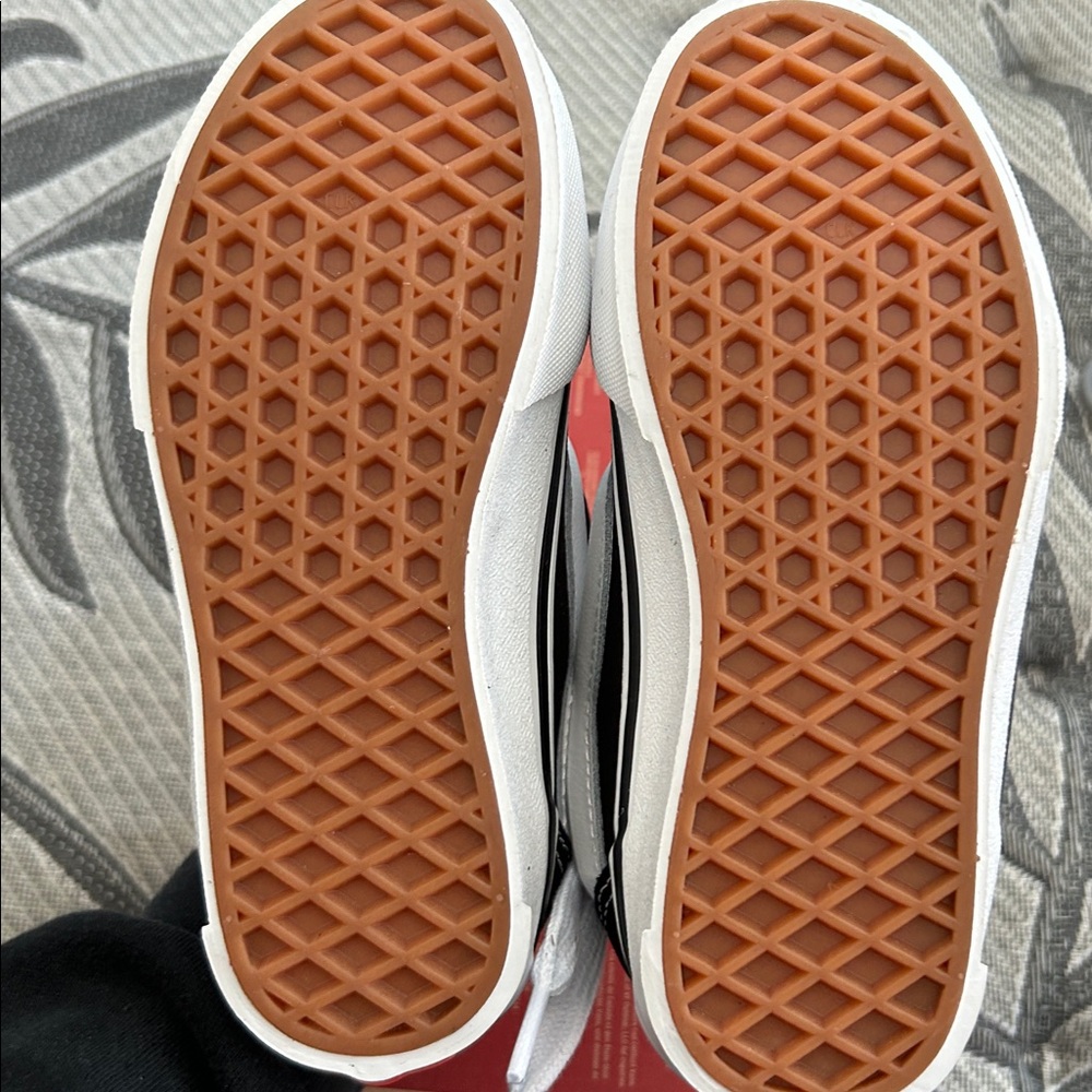 Vans Kids Classic Old Skool Sneakers in Black and White - Picture 2 of 2